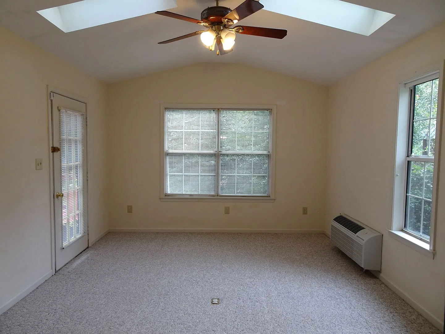 4 bedrooms single home for rent in Cobble Stone of Williamsburg — Photo 4
