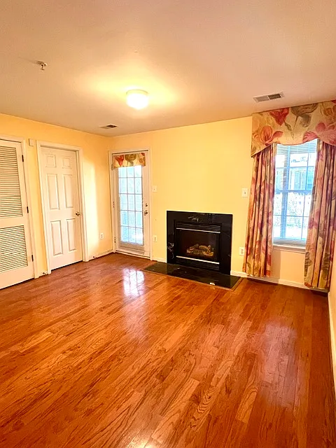 3 bed, 2.5 bath, 2200 sqft, $2,700 — Photo 3