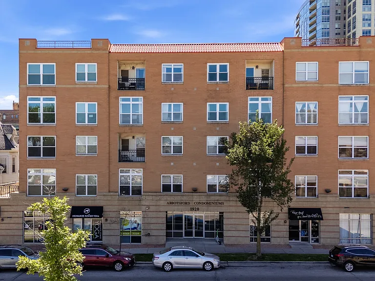 1920 N Farwell Ave #403 — Photo 39