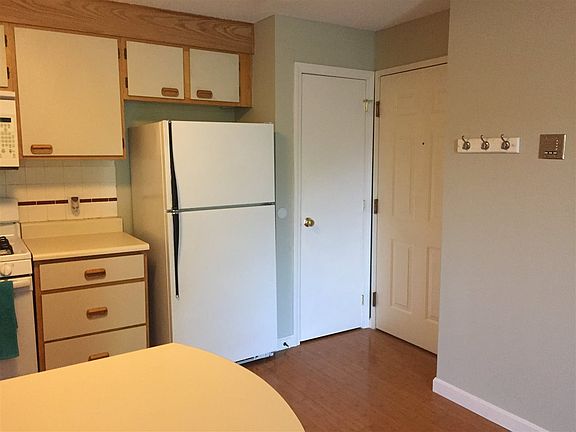 4th image of 5 Knights Bridge Dr APT 301