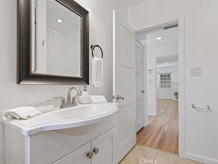 15460 Sylvan St — Photo 26