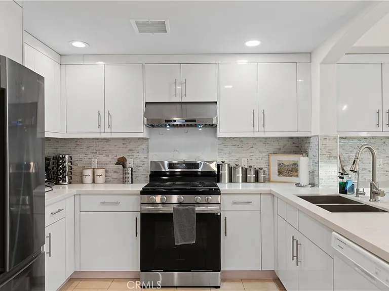 1598 Long Beach Blvd — Photo 4