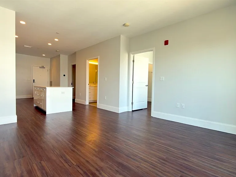 205 Maverick St #412 — Photo 4