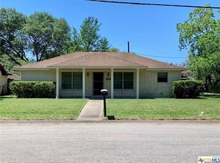 402 Dugger St, Edna, TX 77957