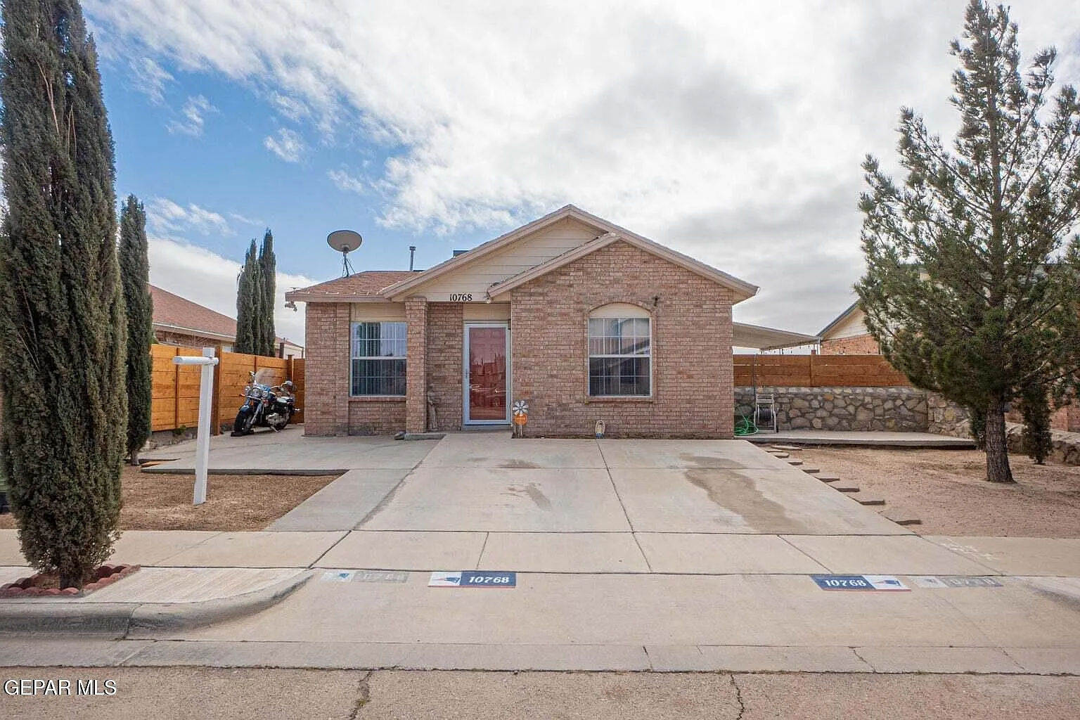 3 bed, 2.0 bath, 1000 sqft, $1,450 — Photo 1