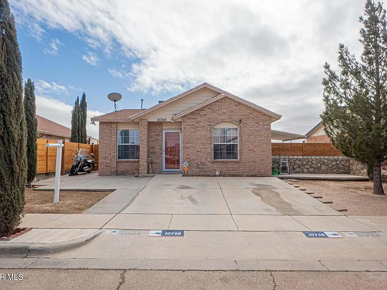 10768 Spring Valley Cir — Photo 1