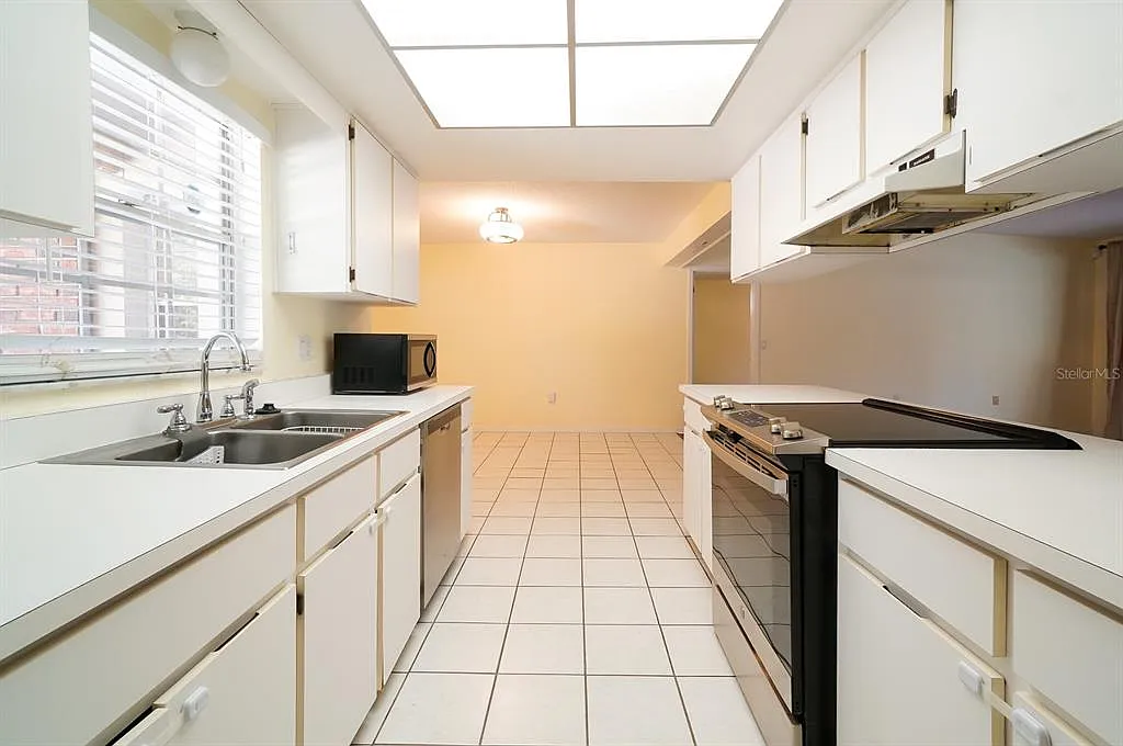 3 bed, 2.0 bath, 1835 sqft, $2,600 — Photo 4