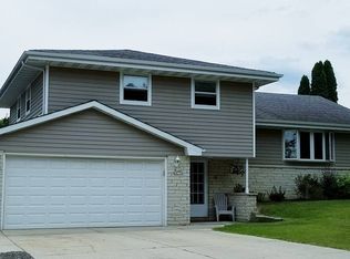 W144N8338 Macarthur Dr, Menomonee Falls, WI 53051