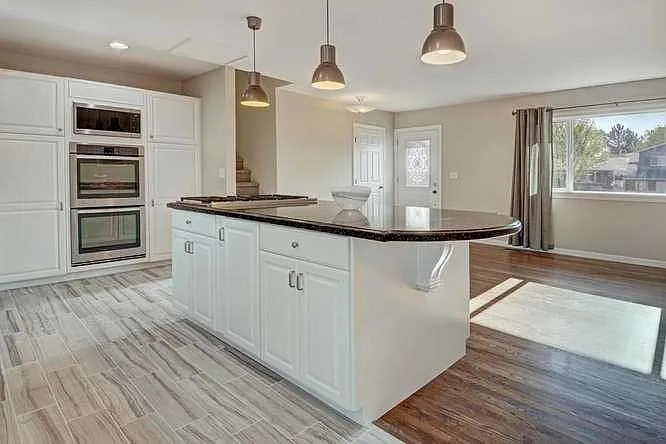 Island, entry, modern lighting