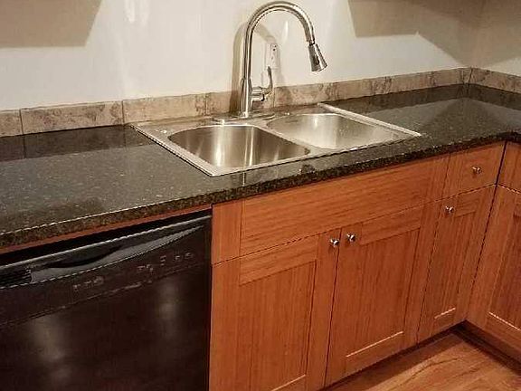 KITCHEN/GRANITE COUNTER TOPS
