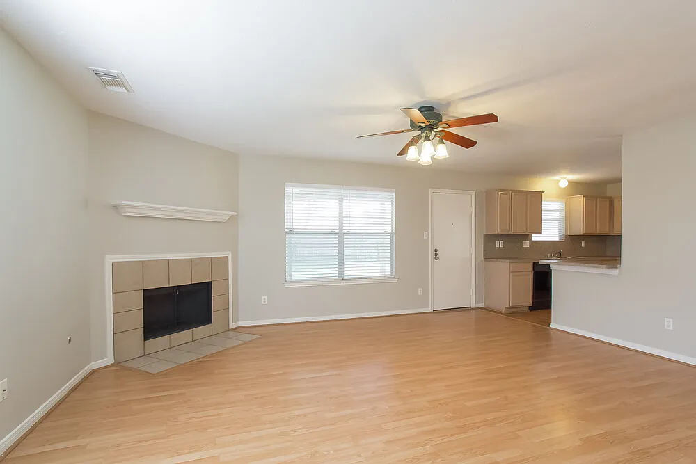 4 bed, 2.5 bath, 1960 sqft, $1,965 — Photo 2