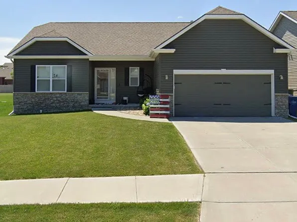 4605 Brook Cir, Papillion, NE 68133