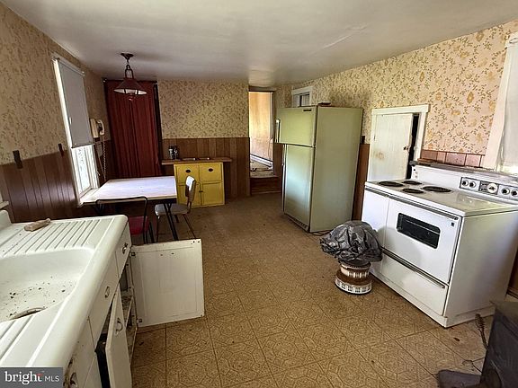 3rd image of 2408 Academia Rd