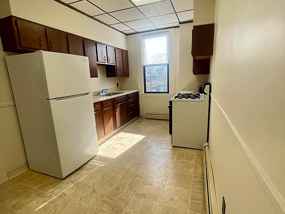 3rd image of 109 Main St APT 5