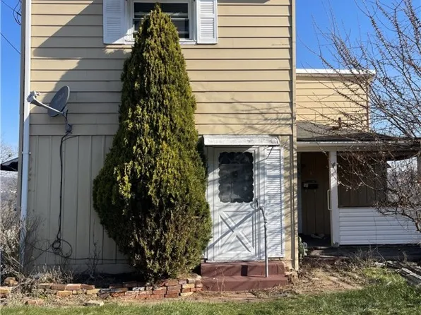943 Hilltop St, Homestead, PA 15120