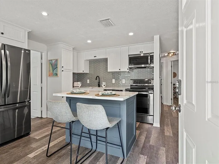 3138 W Varn Ave — Photo 3