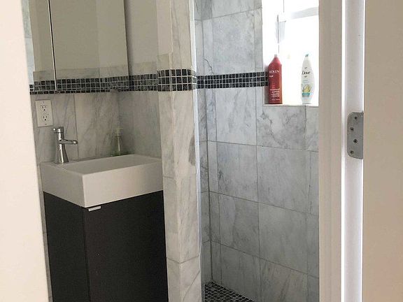 2nd image of 208 Kingsland Ave APT 2R