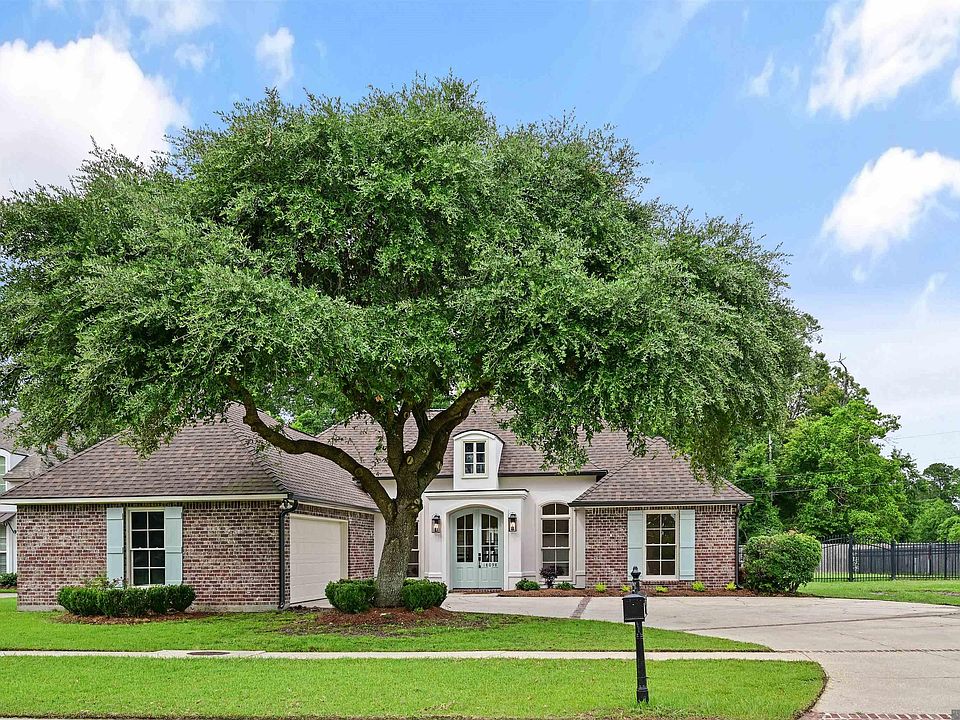 1st image of 18098 Lake Harbor Ln