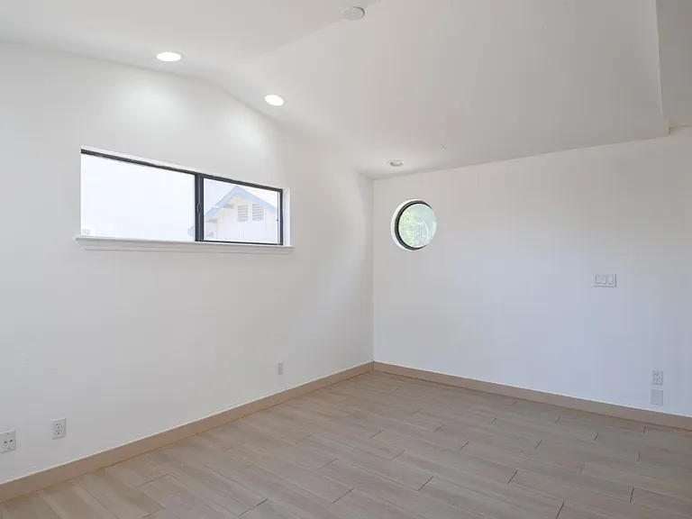 1321 Astoria Dr — Photo 32