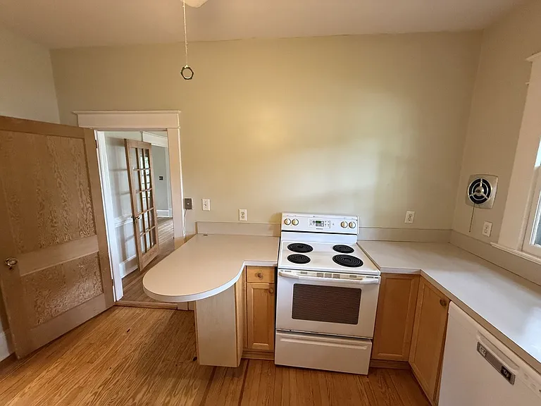 230 Grand Ave — Photo 13