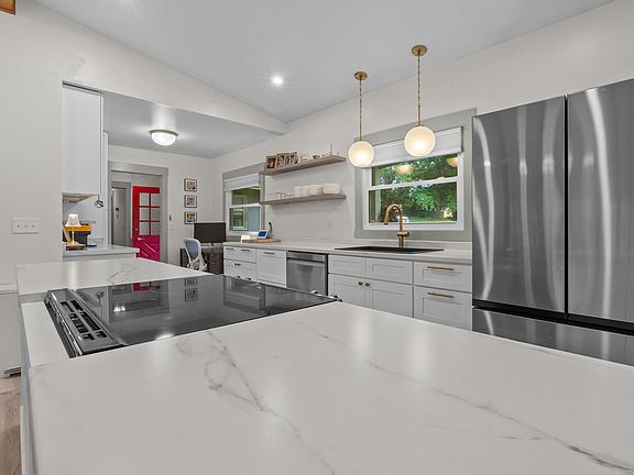 3rd image of 1005 Sassafras Ln