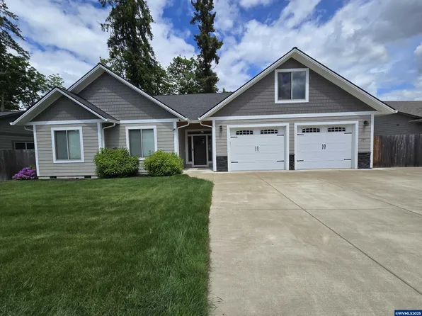 299 SE Fairview St, Mill City, OR 97360