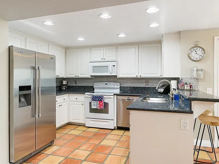 Roomy kitchen to share the preparations and cooking.