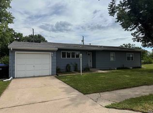6820 SW Knoll Ct, Topeka, KS 66619