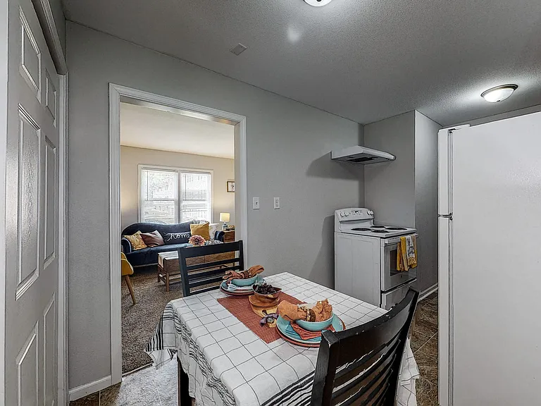 2519 Clarkson Ave — Photo 5