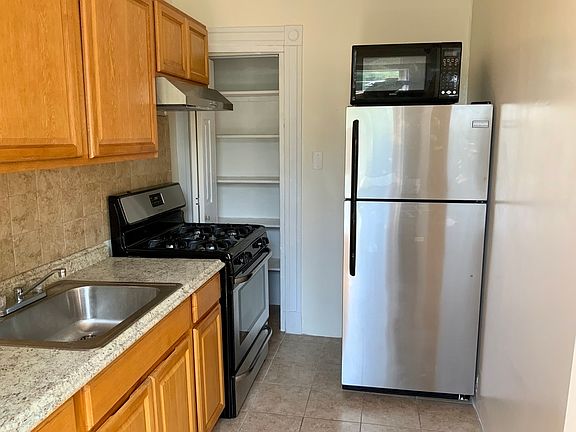 3rd image of 1028 Bergen St #Top
