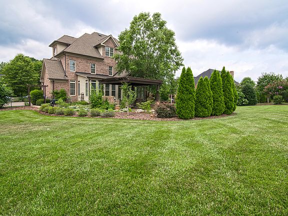2nd image of 808 Beauhaven Ln