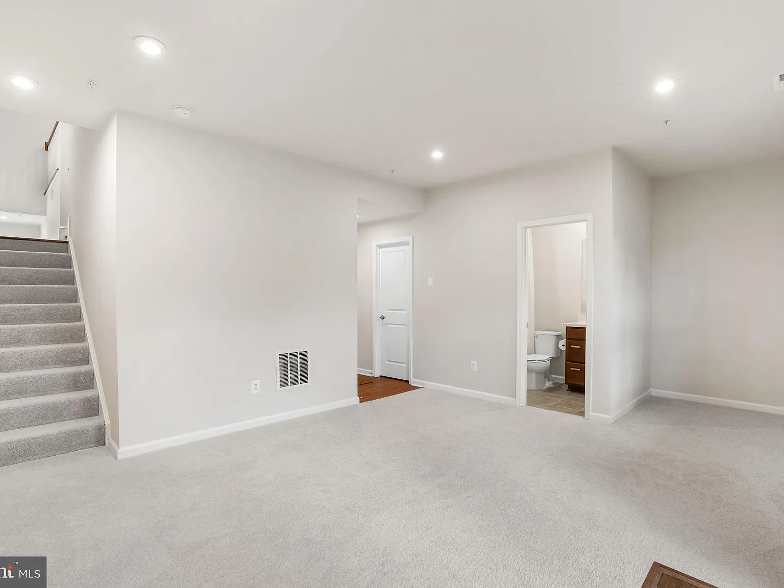 3 bed, 3.5 bath, 2626 sqft, $3,950 — Photo 4