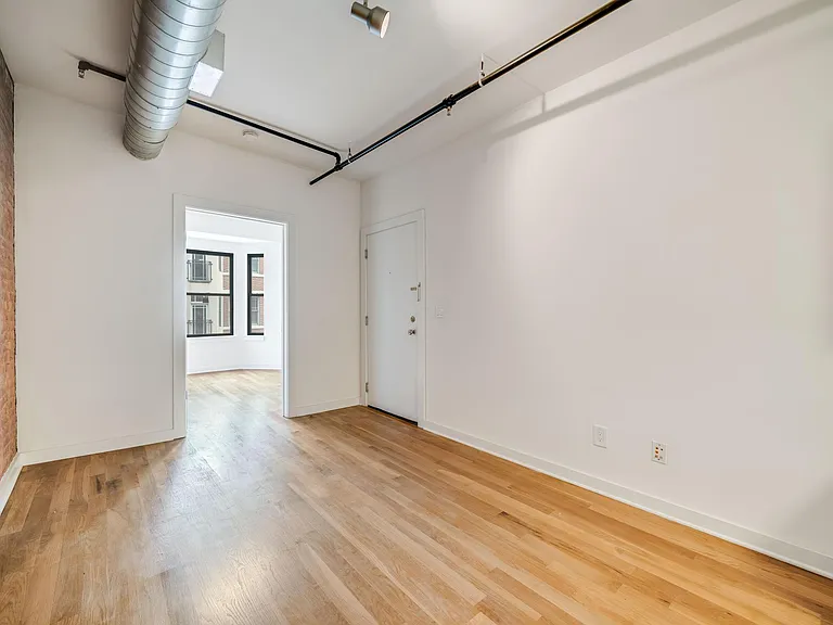 303 1st St #6 — Photo 4