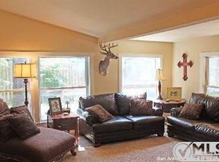 507 Mockingbird Ln, Devine, TX 78016