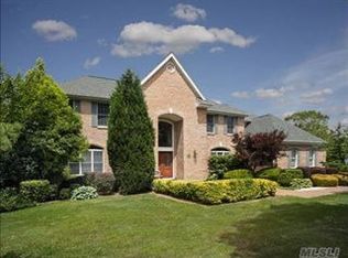 12 Landing Ct, Dix Hills, NY 11746