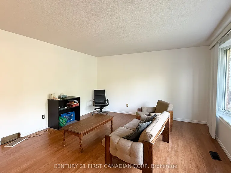80 Rollscourt Pl — Photo 4