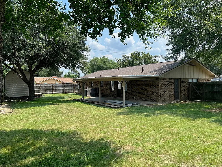1583 E Industry St — Photo 5
