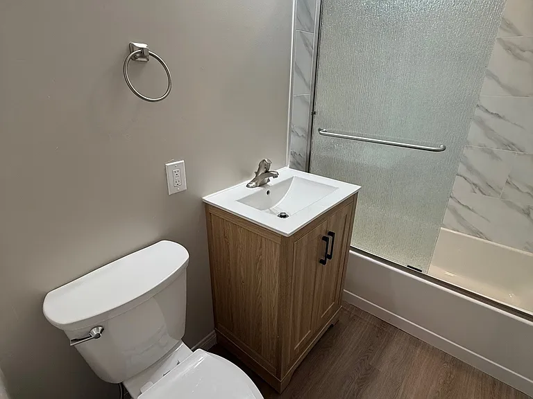 503 N Ventura Street Apt 5 Bathroom 4_06182025