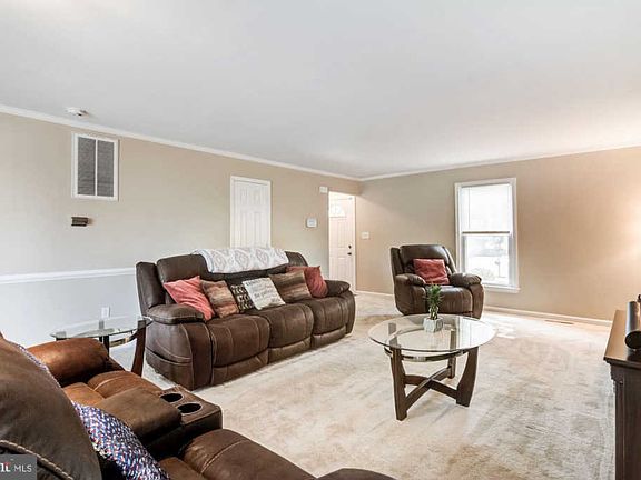 3rd image of 811 Shamrock Dr