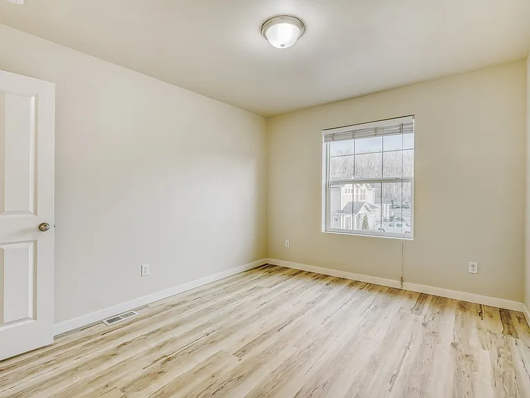 1439 49th St NE — Photo 7