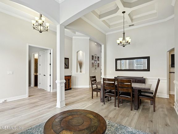 5th image of 217 RAVENSBURY Way