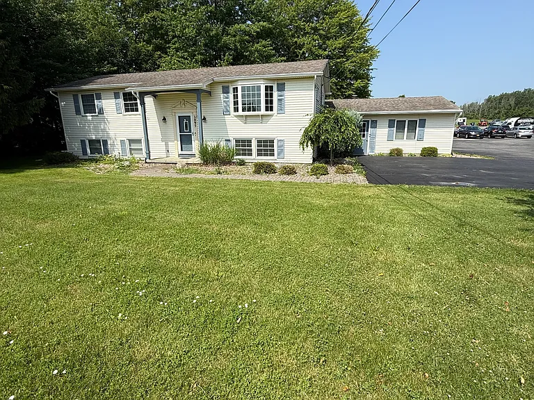 1095 Hamlin Parma Townline Rd — Photo 1