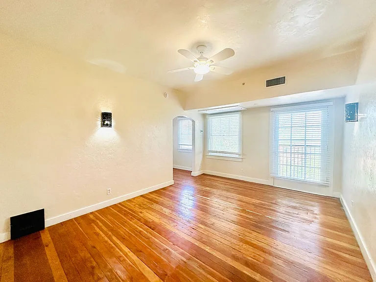 Don Martin Historic Apartments! — Photo 19