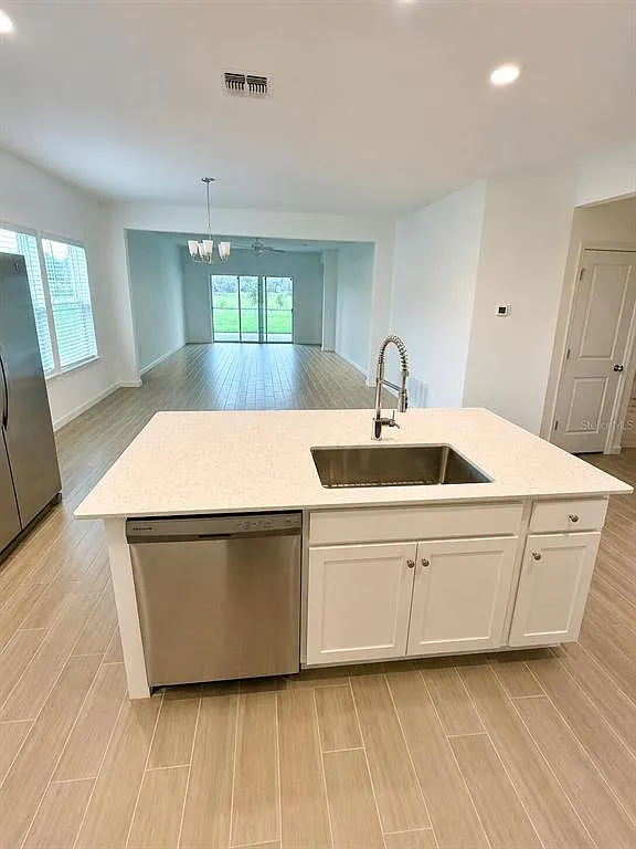 4 bed, 2.0 bath, 2141 sqft, $2,500 — Photo 4