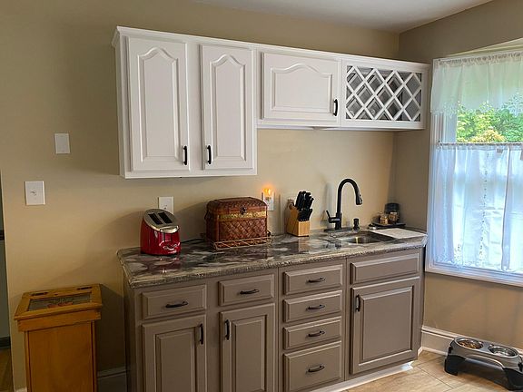Side counter with secondary sink