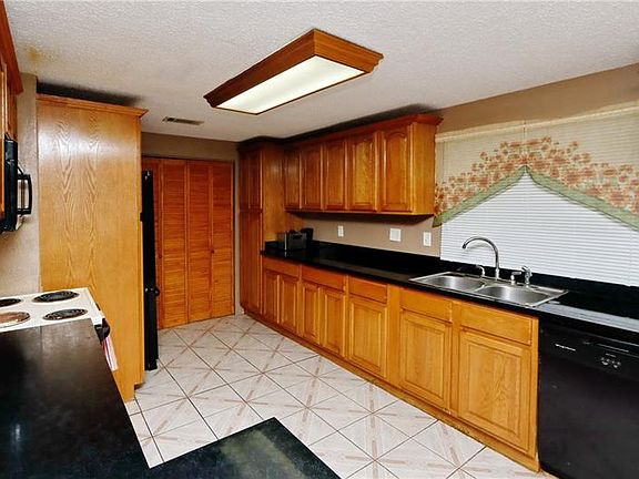 4th image of 8257 Greenleaf Cir