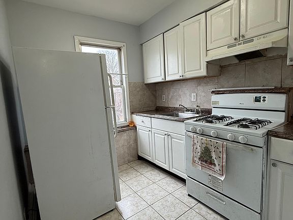 3rd image of 225 Linden Rd Floor 2