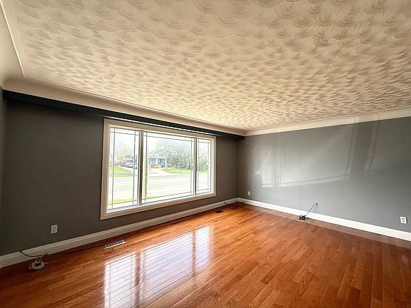 4th image of 585 Mohawk Rd E