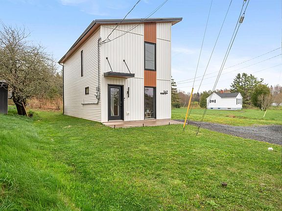 4th image of 567 Young St