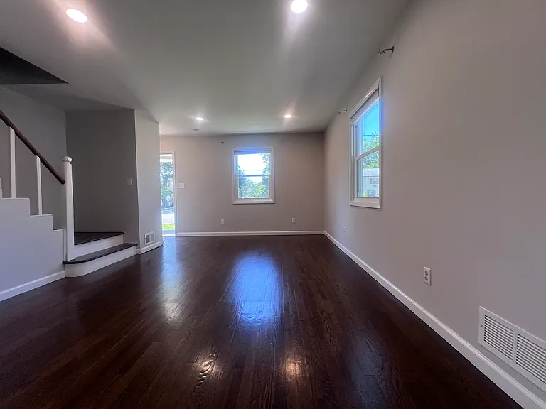 228 Windsor Ave — Photo 9